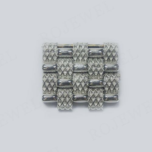 給Piaget伯爵手表制加一節(jié)金屬表帶