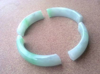 夢(mèng)見(jiàn)玉鐲碎了