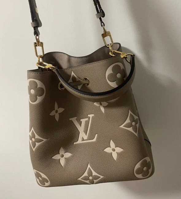 lv水桶包內(nèi)襯掉色修復(fù)要多少錢