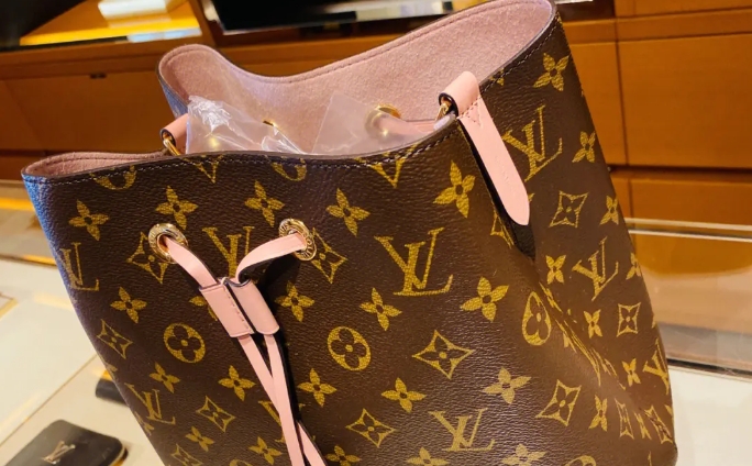 lv水桶包內(nèi)襯臟了怎么清洗（lv水桶包內(nèi)里臟了怎么清理）