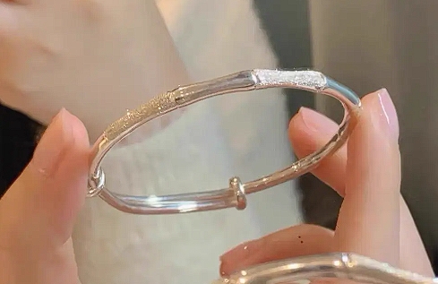 手鐲變形修復(fù)多少錢？手鐲變形了怎么還原？