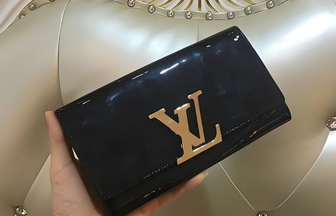 lv包皮件如何保養(yǎng)？lv女士手包如何辨別真假？