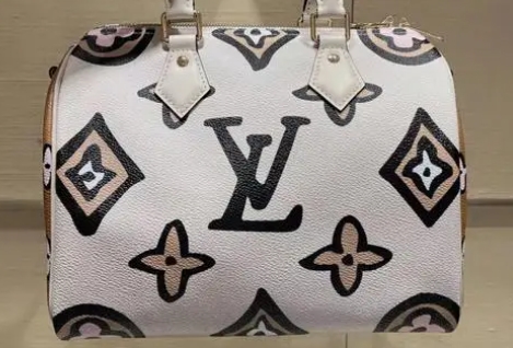 LV包包維修可以修復拉鏈卡住嗎？LV包包維修可以修復發(fā)霉嗎？