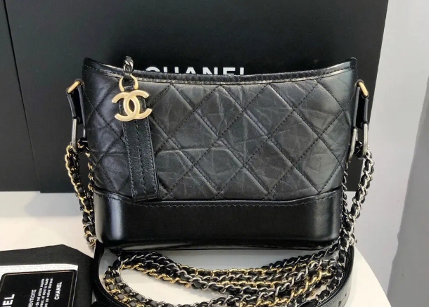 香奈兒包包出現(xiàn)褪色現(xiàn)象，應(yīng)該如何正確保養(yǎng)恢復(fù)顏色？