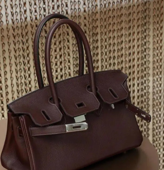 愛馬仕包包清潔對(duì)包包的外觀有何影響？如何保養(yǎng)愛馬仕包包的拉鏈？