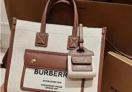 清洗Burberry包包時(shí)需要注意什么？Coach包包清洗后如何恢復(fù)原色？