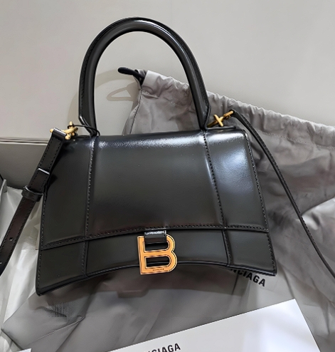 Balenciaga包包如何清洗和去除劃痕？