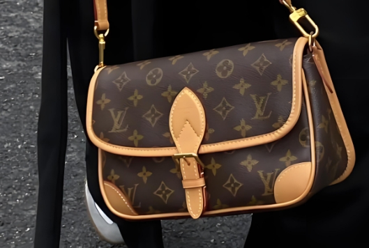 LV包包修復(fù)一般多少錢？lv包包修復(fù)過還能過檢嗎？