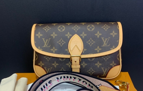 包包皮質(zhì)干裂怎么救？清潔保養(yǎng)修復(fù)指南