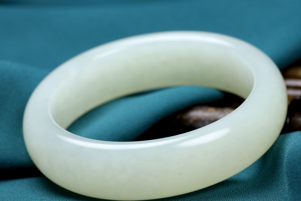 修復(fù)一個(gè)玉鐲要多少錢？玉鐲修復(fù)去哪里靠譜？